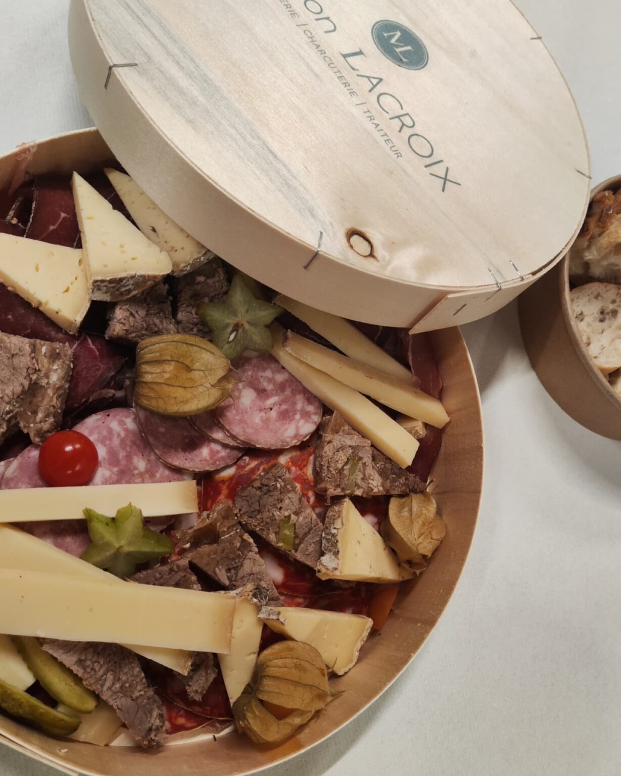 planche de charcuteries et fromage sMaison Lacroix Traiteur Evenementiel Paray le Monial Charolles Digoin Gueugnon 71 (3)